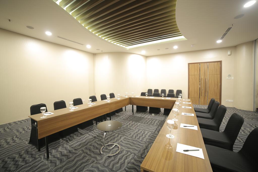 Ozone Hotel Pantai Indah Kapuk Jakarta Exterior foto