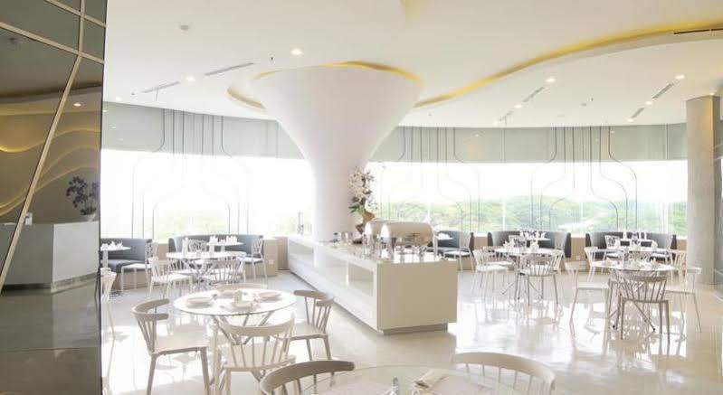 Ozone Hotel Pantai Indah Kapuk Jakarta Exterior foto